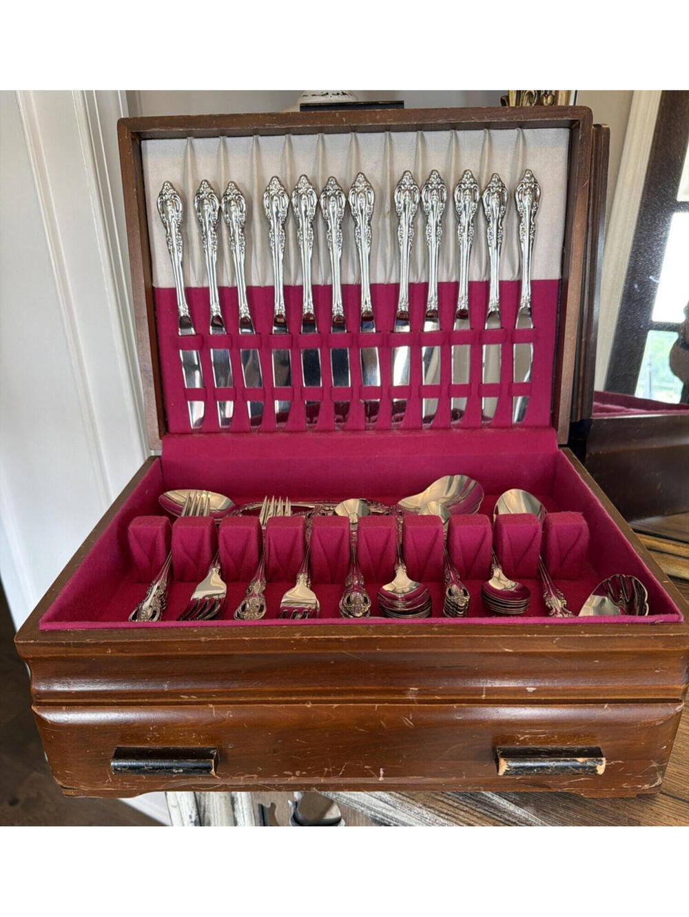 Oneida Community Brahms 65 Pc Stainless Flatware Set w Chest - Service for 12